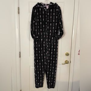 So Intimates Medium Heart Graphic Hooded Zip Up One Piece Pajamas EUC